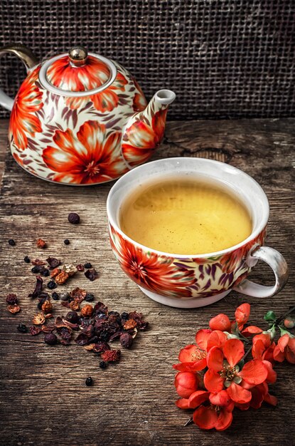 Porseleinen kopje geurige thee voor medicinale kruiden in retrostijl