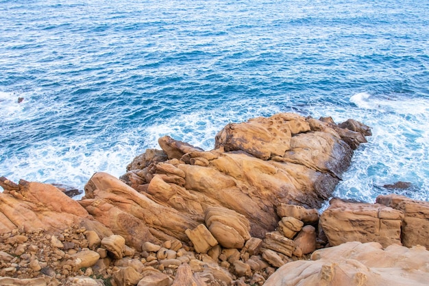 Port aux Princes、チュニジア、崖と岩、地中海の風景と美しい青空。