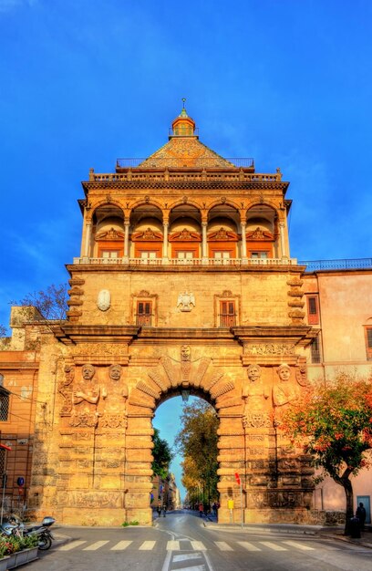 Photo porta nuova, a monumental city gate of palermo. sicily, italy