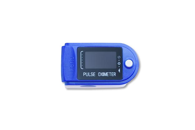 Портативный синий пульсоксиметр на изолированном белом фоне для контроля уровня кислорода дома