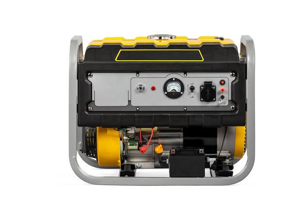 Foto generatore elettrico portatile giallo isolato su bianco per l'energia di backup