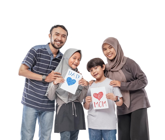 Портрет счастливой азиатской семьи, держащей открытку с сердечным рисунком