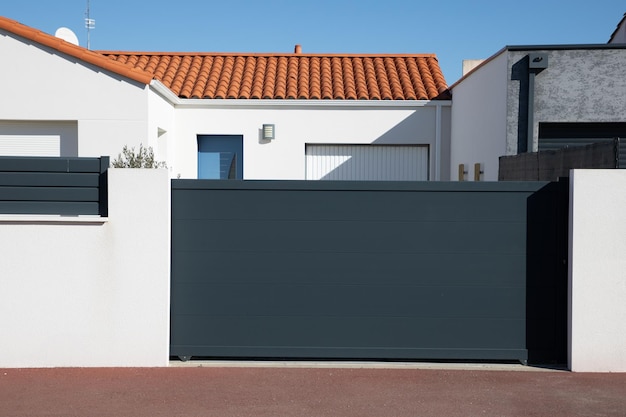 Porta scorrevole in acciaio grigio scuro per la casa, porta a doghe in alluminio grigio