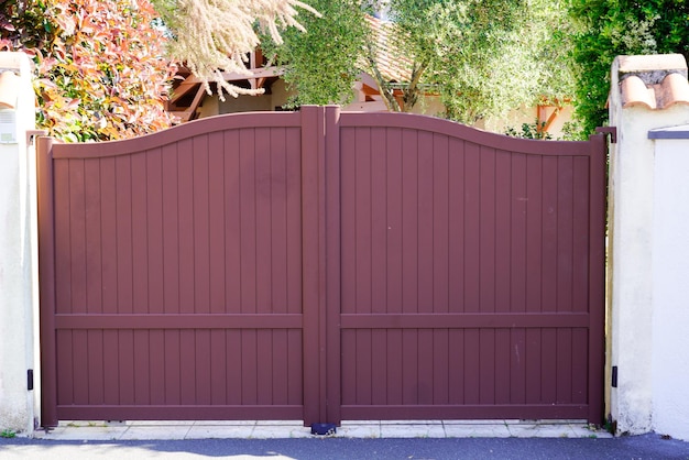 Portal red bordeaux design metal aluminum gate of modern door house