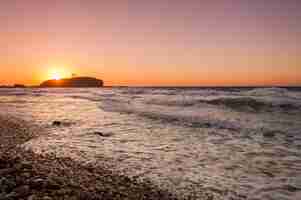 Photo portara of naxos at sunset