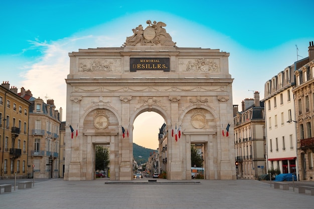 Porte Desilles-herdenkingspoort in Nancy, Frankrijk, plaats du Luxembourg historisch monument om te herinneren