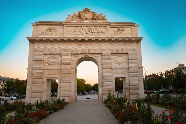 기억해야 할 룩셈부르크 역사 기념물인 낸시 프랑스 장소(Nancy France place du Luxembourg)의 Porte Desiles 기념문