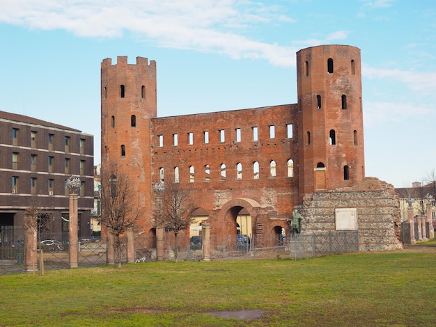 Руины древних римских ворот Porte Palatine в Турине