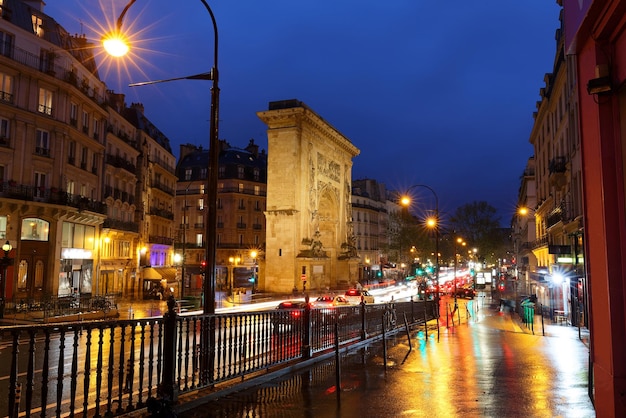 Porte SaintDenis op regenachtige nacht Het is een Parijse monument gelegen in het 10e arrondissement van Parijs Frankrijk