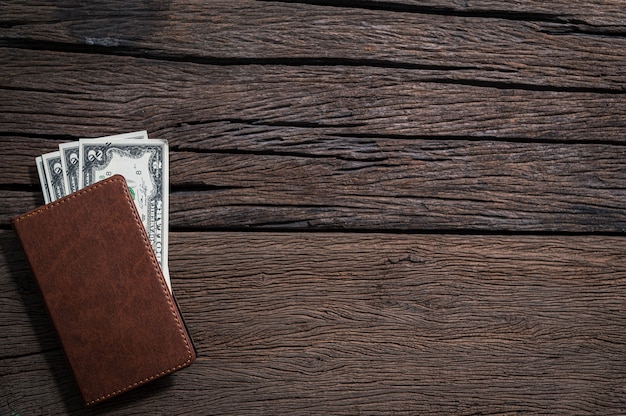 Portemonnee en bankbiljetten worden op tafel gelegd, bovenaanzicht