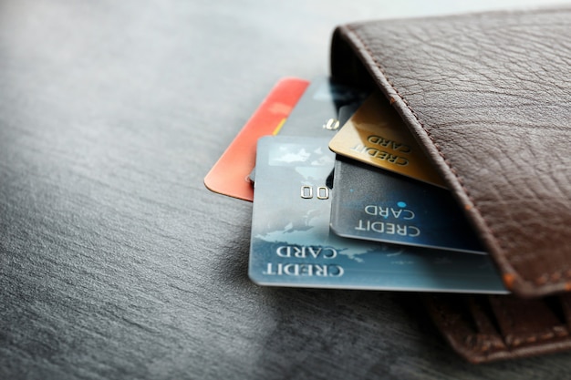 Portemonnee met creditcards op tafel, close-up