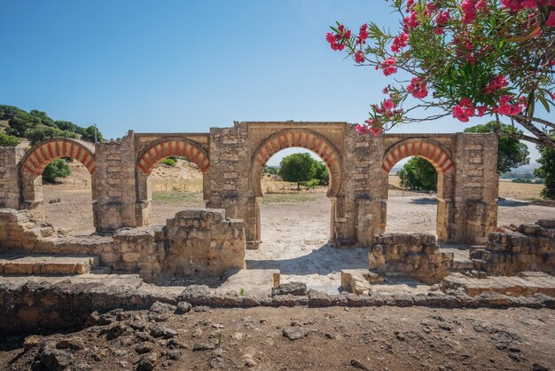 Photo portico bab al sudda at medina azahara madinat alzahra cordoba andalusia spain