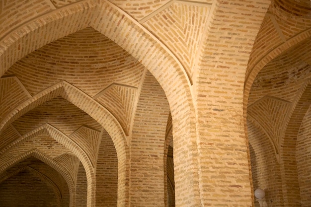 부하라의 대형 모스크에 있는 구운 벽돌 현관
