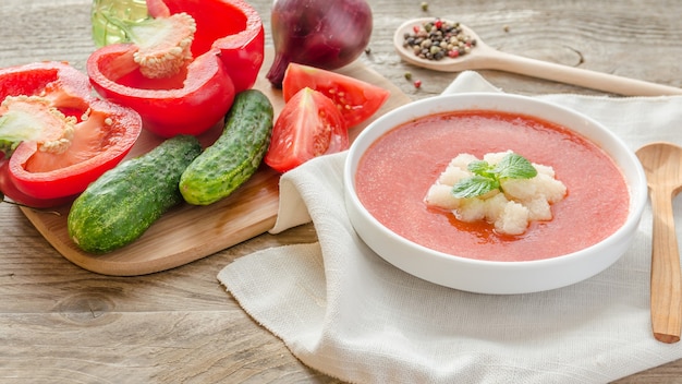 Portie gazpacho met ingrediënten