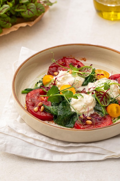 Portie gegrilde tomaten en stracciatella