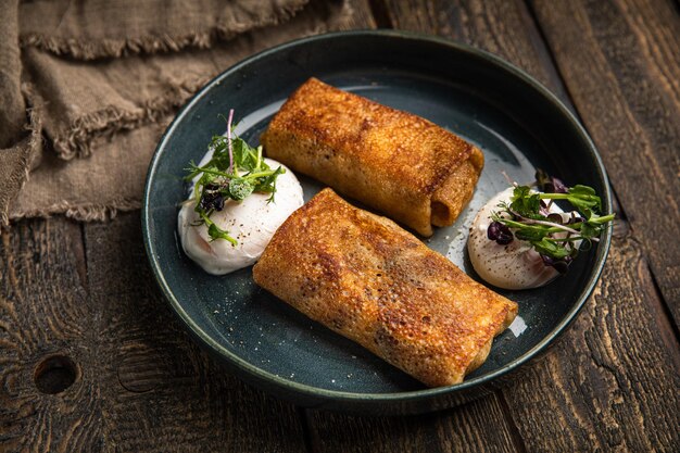 Portie gevulde gebakken kroketten Huisgemaakte croquetas gefrituurd geserveerd met verschillende saus