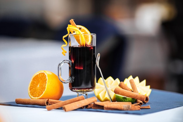 Portie glühwein met kaneel en sinaasappel