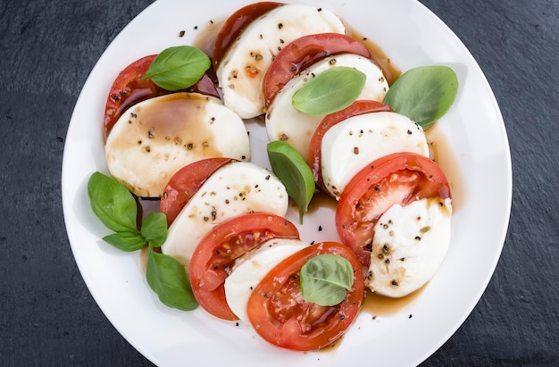 Portie Mozarella met Tomaten en Balsamicodressing