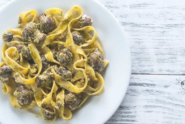 Portie romige champignonpasta met pesto