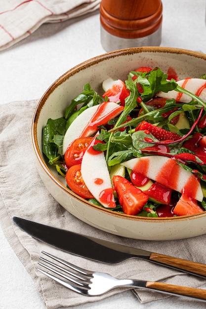 Portie salade met aardbeien en groenten