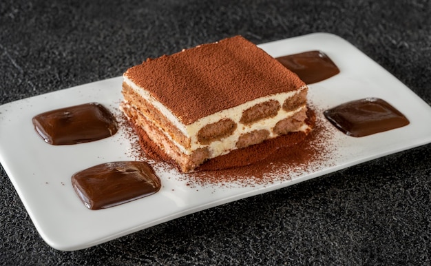 Portie tiramisu - Italiaans dessert gegarneerd met chocolade