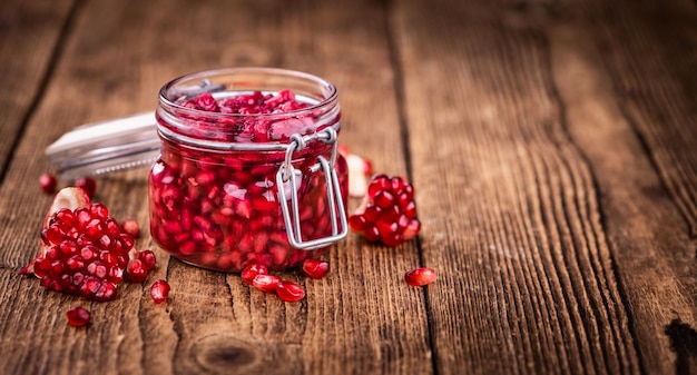 Portie vers bewaarde granaatappelpitten op een oude houten tafel