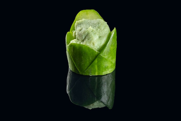 Portie wasabi in een stuk komkommer.