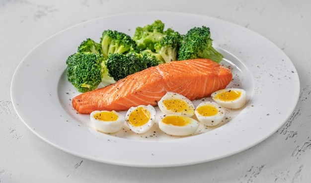 Portie zalm met broccoli en eieren