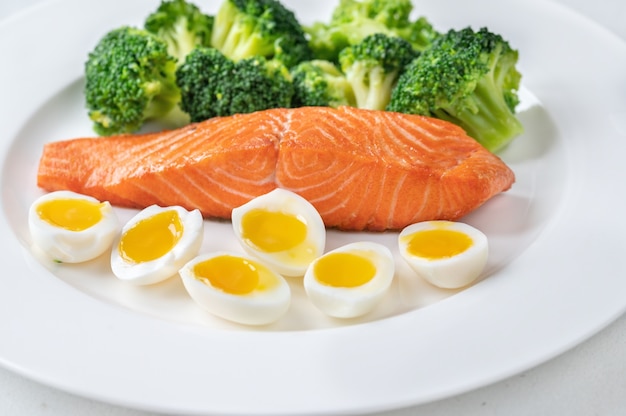 Portie zalm met broccoli en eieren