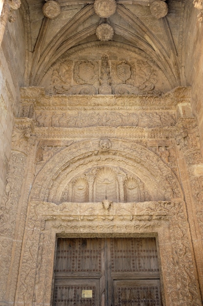 Portiek van de kerk van Santa Trinidad, Alarcon, provincie Cuenca, Castilië la Mancha, Spanje