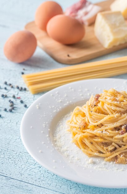 Portion of Carbonara with ingredients