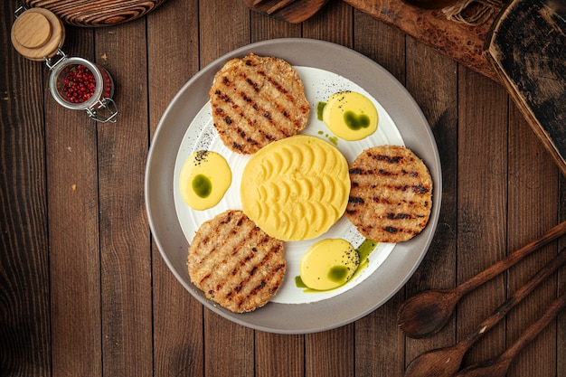 Porzione di cotolette di pollo con purè di patate