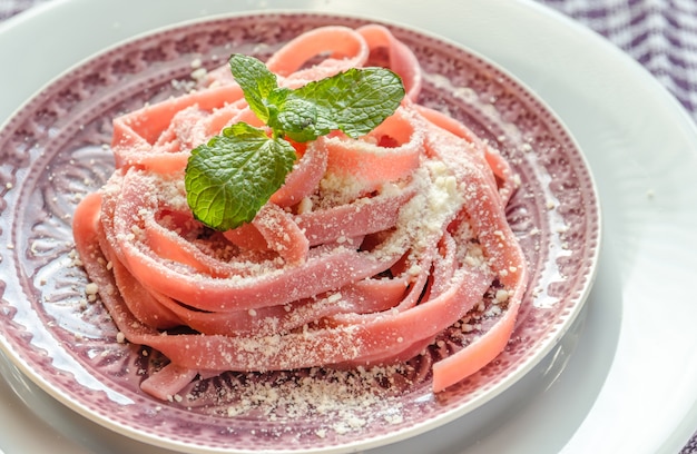 Foto porzione di pasta colorata