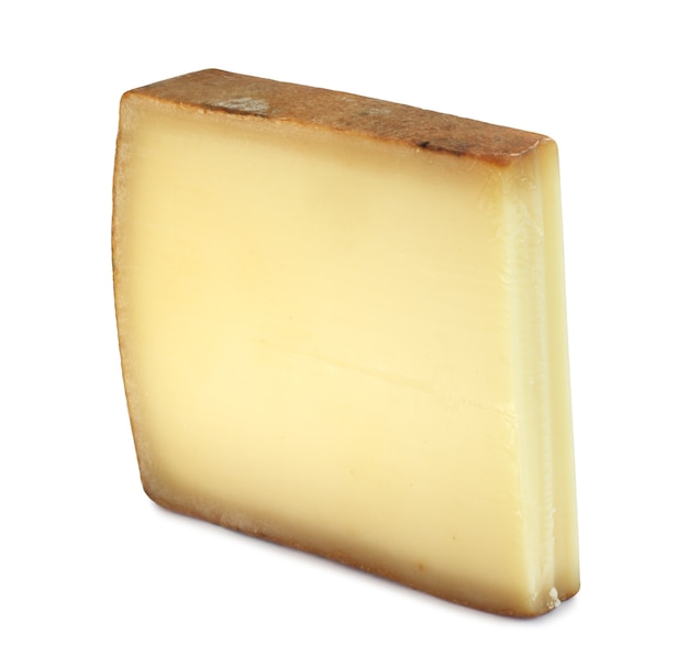 Porzione di formaggio forte di comte isolato