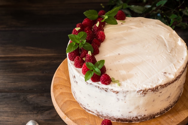 Foto torta cremosa alla frutta. torta di lamponi con cioccolato torta al cioccolato. arredamento alla menta chee