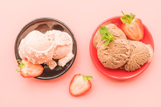 Foto porzione di diversi gelati e fragole