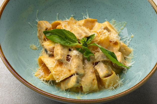 Foto porzione di pasta di fettuccine con pollo