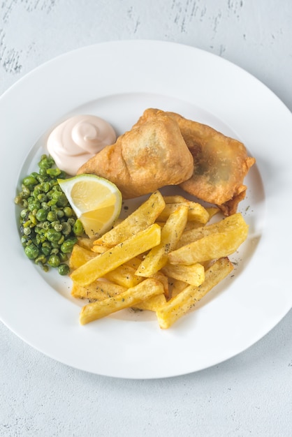 Foto porzione di pesce e patatine fritte