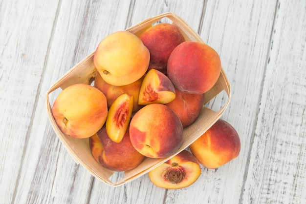 Photo portion of fresh peaches on wooden background selective focus