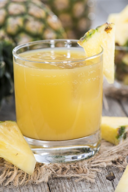 Порция свежего ананасового сока