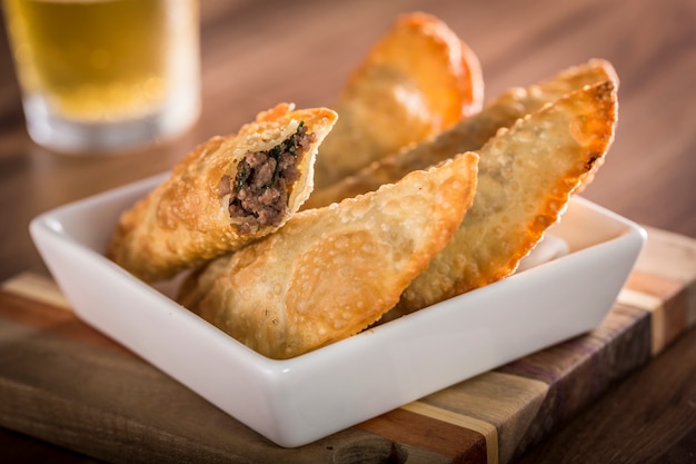 Foto porzione di pasta fritta sul tavolo pasta di carne