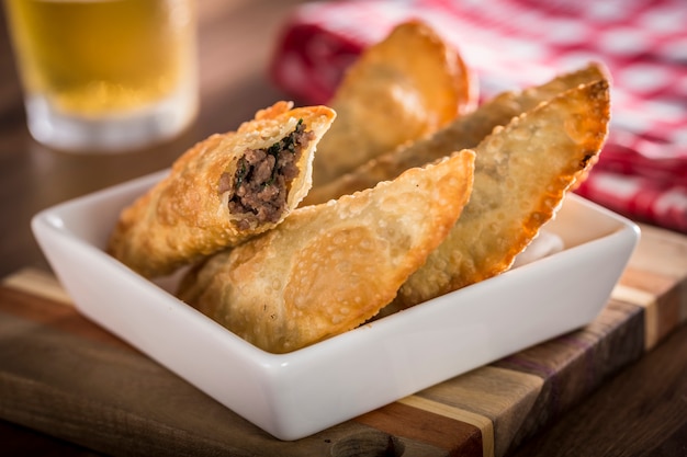 Foto porzione di pasta fritta sul tavolo pasta di carne