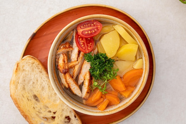 Порция здорового куриного супа с овощами