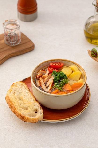 Порция здорового куриного супа с овощами