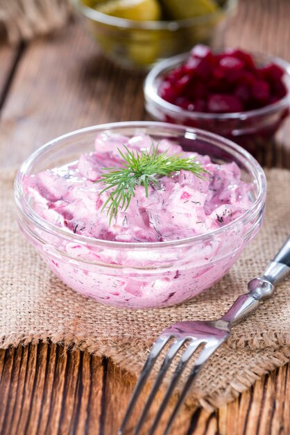 Foto porzione di insalata di aringhe con barbabietola