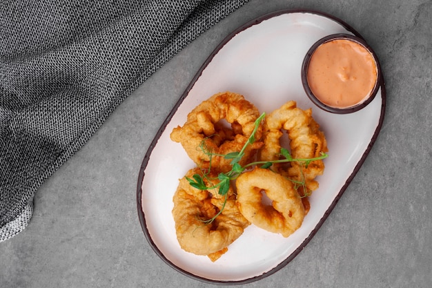 Foto porzione di antipasto caldo per birra - calamari o calamari