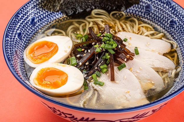 ニワトリと卵を入れた日本料理のラーメン