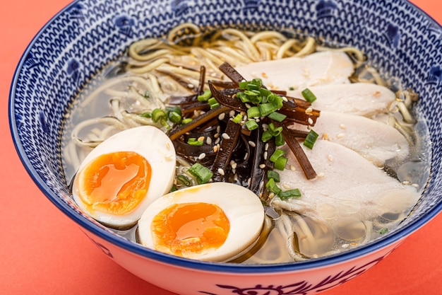 ニワトリと卵を入れた日本料理のラーメン
