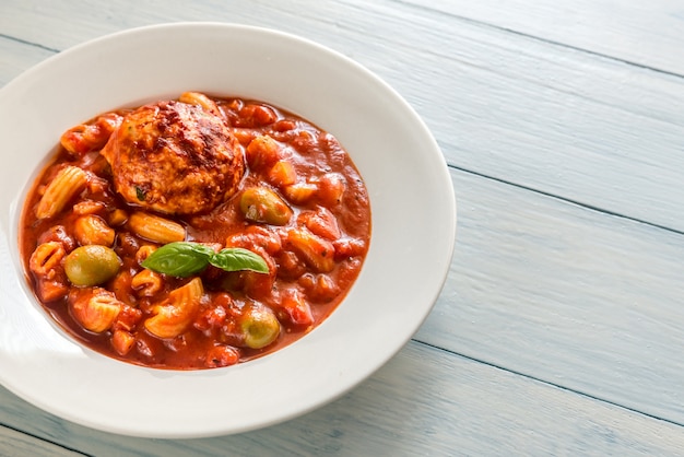 Foto porzione di minestrone con polpetta