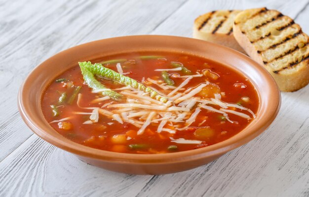 Foto porzione di zuppa di minestrone